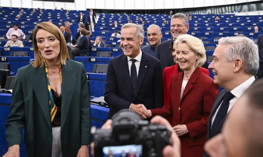 Mark Carney, Roberta Metsola y Ursula von der Leyen