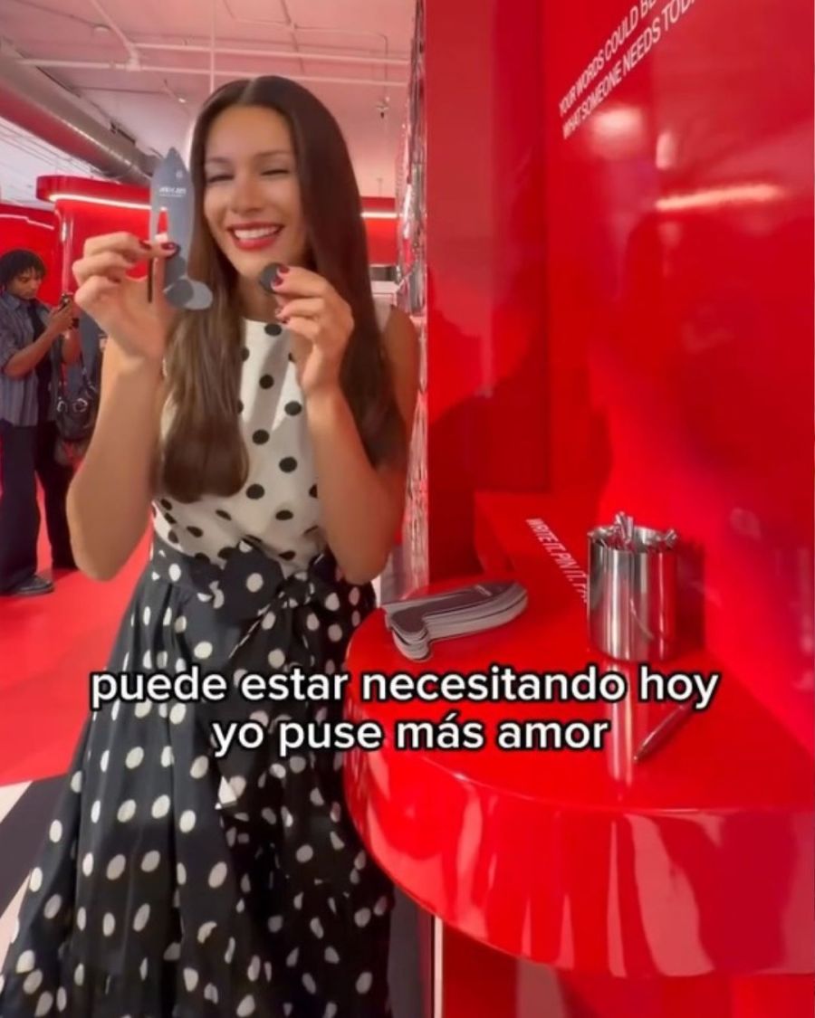 Pampita con elegante vestido polka dots 