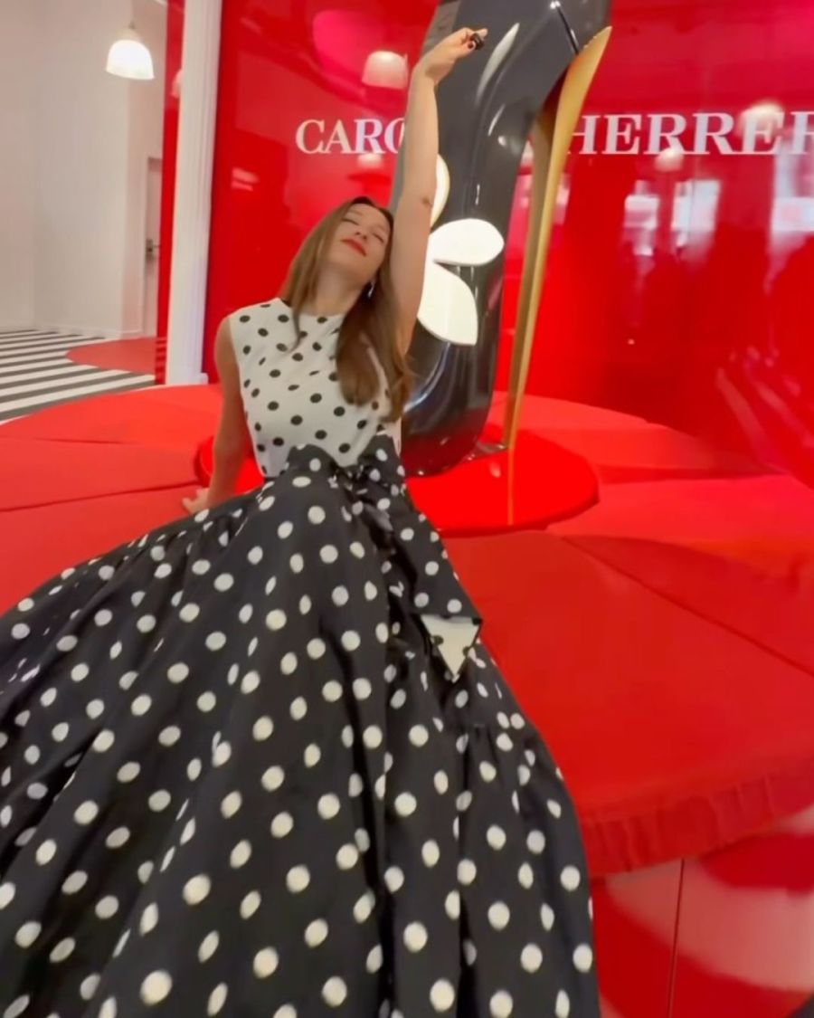 Pampita con elegante vestido polka dots 