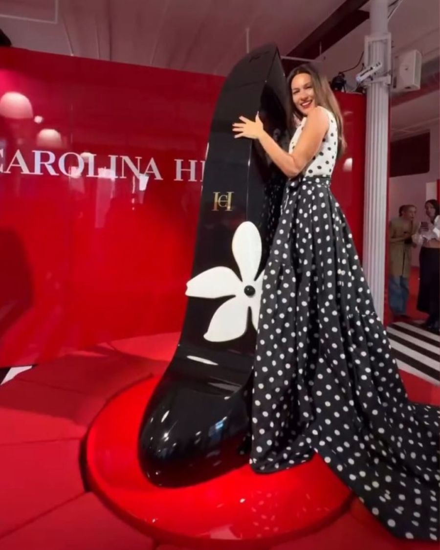 Pampita con elegante vestido polka dots 