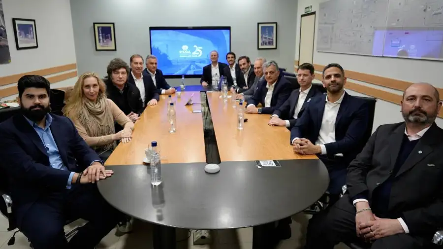 Milei en la planta industrial de Compañía Mega en Bahía Blanca