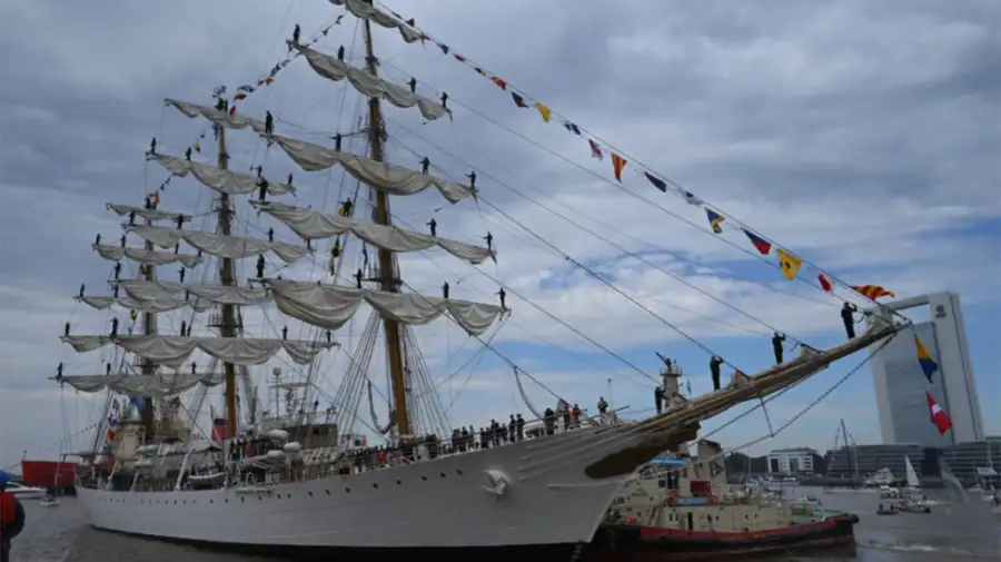 La Fragata Libertad volvió al país y el puerto fue pura emoción.