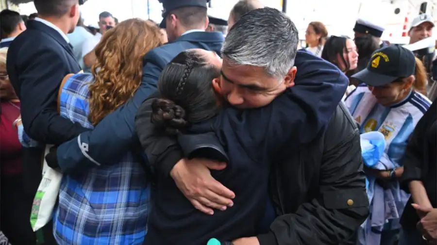 La Fragata Libertad volvió al país y el puerto fue pura emoción.