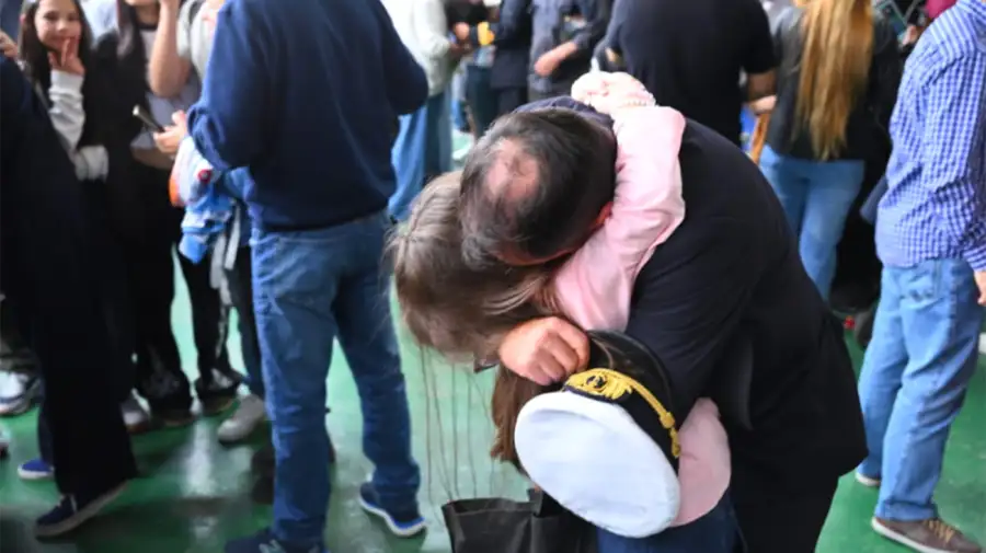 La Fragata Libertad volvió al país y el puerto fue pura emoción.