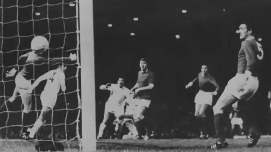 El gol de la Bruja Verón en Old Traford: historia y leyenda de Estudiantes.