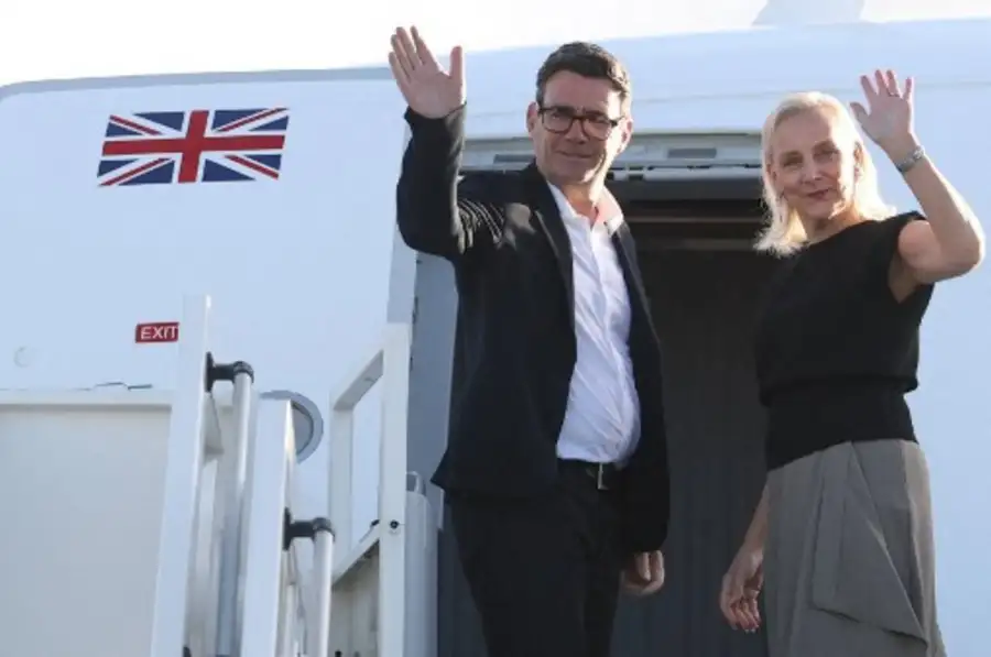 Andy Burnham junto a su esposa durante su llegada a Nueva York