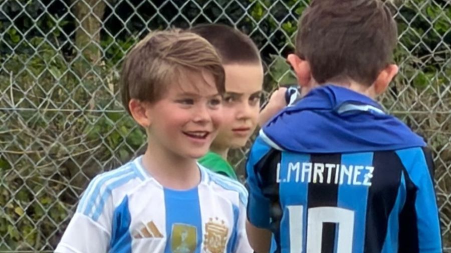 Así fue el debut de Amancio Vicuña en su primer mini campeonato de fútbol, acompañado por la China Suárez y Mauro Icardi