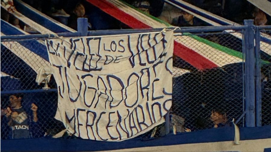 Bandera contra los jugadores de Vélez