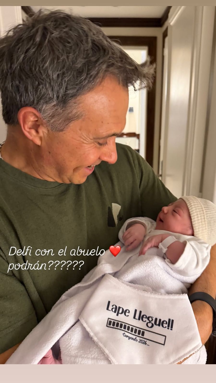 Sergio Lapegüe con su nieta