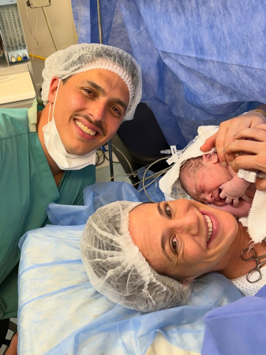 Sergio Lapegue junto a su nieta