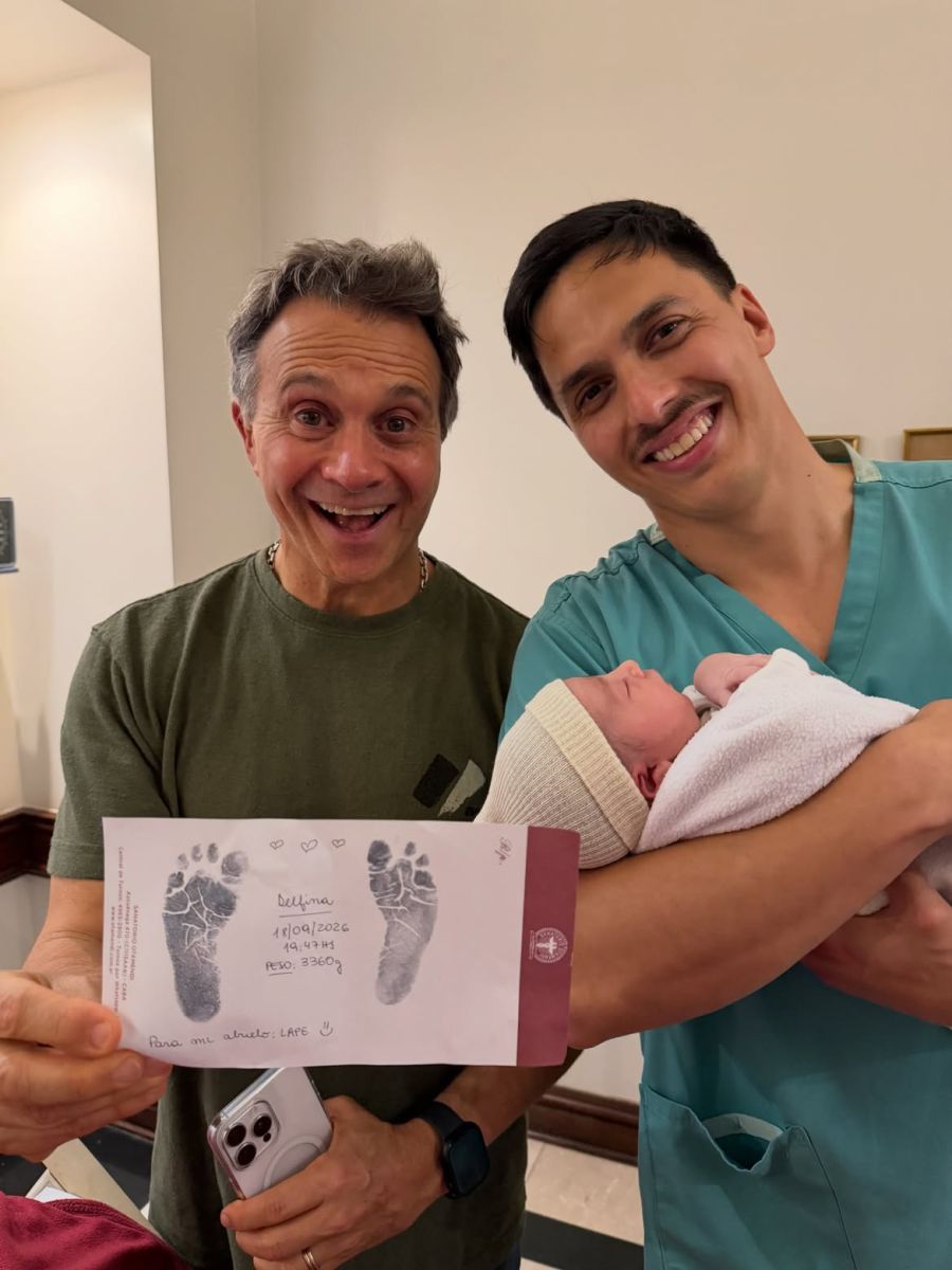 Sergio Lapegue junto a su nieta