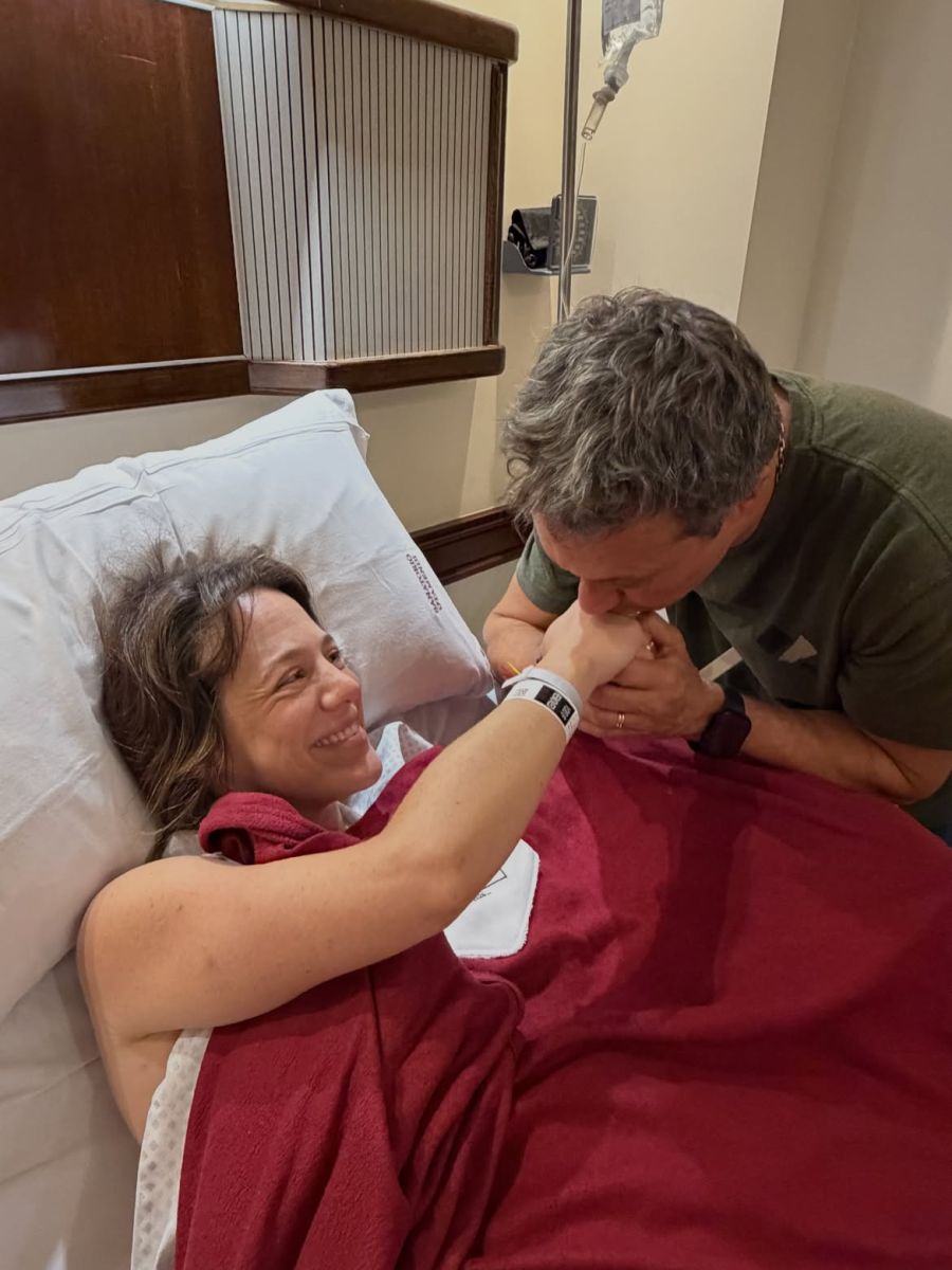 Sergio Lapegue junto a su nieta