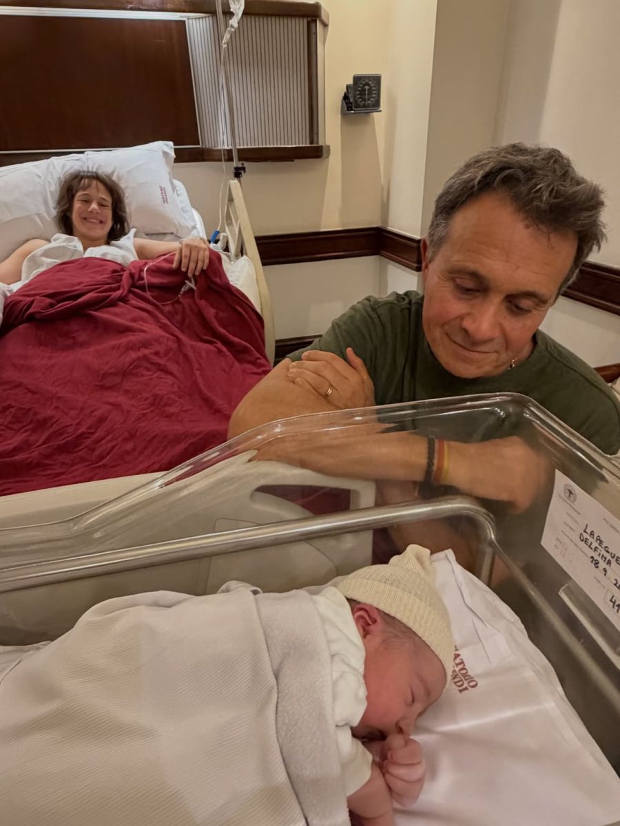 Sergio Lapegue junto a su nieta