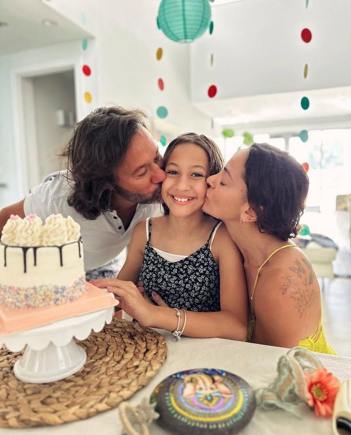 Débora Bello y Diego Torres junto a su hija Nina