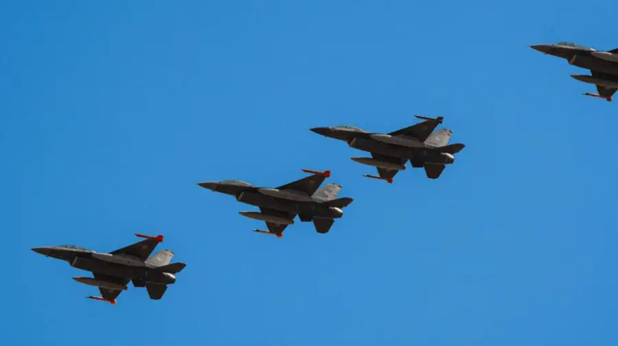 Despegue de los F-16 desde España hacia Argentina