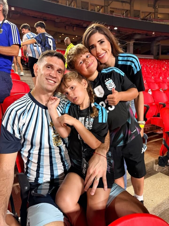 Dibu Martínez junto a Mandinha y su familia