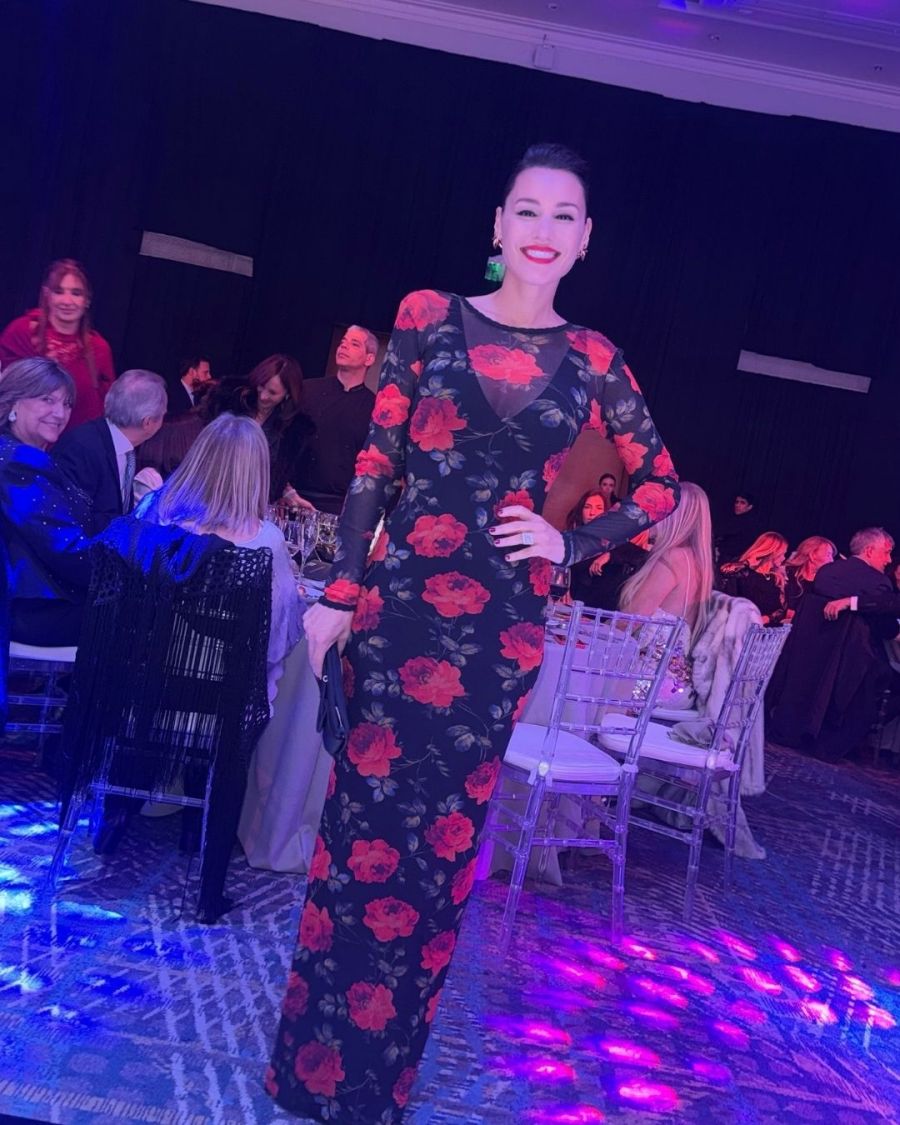 Pampita con elegante vestido floral de Carolina Herrera