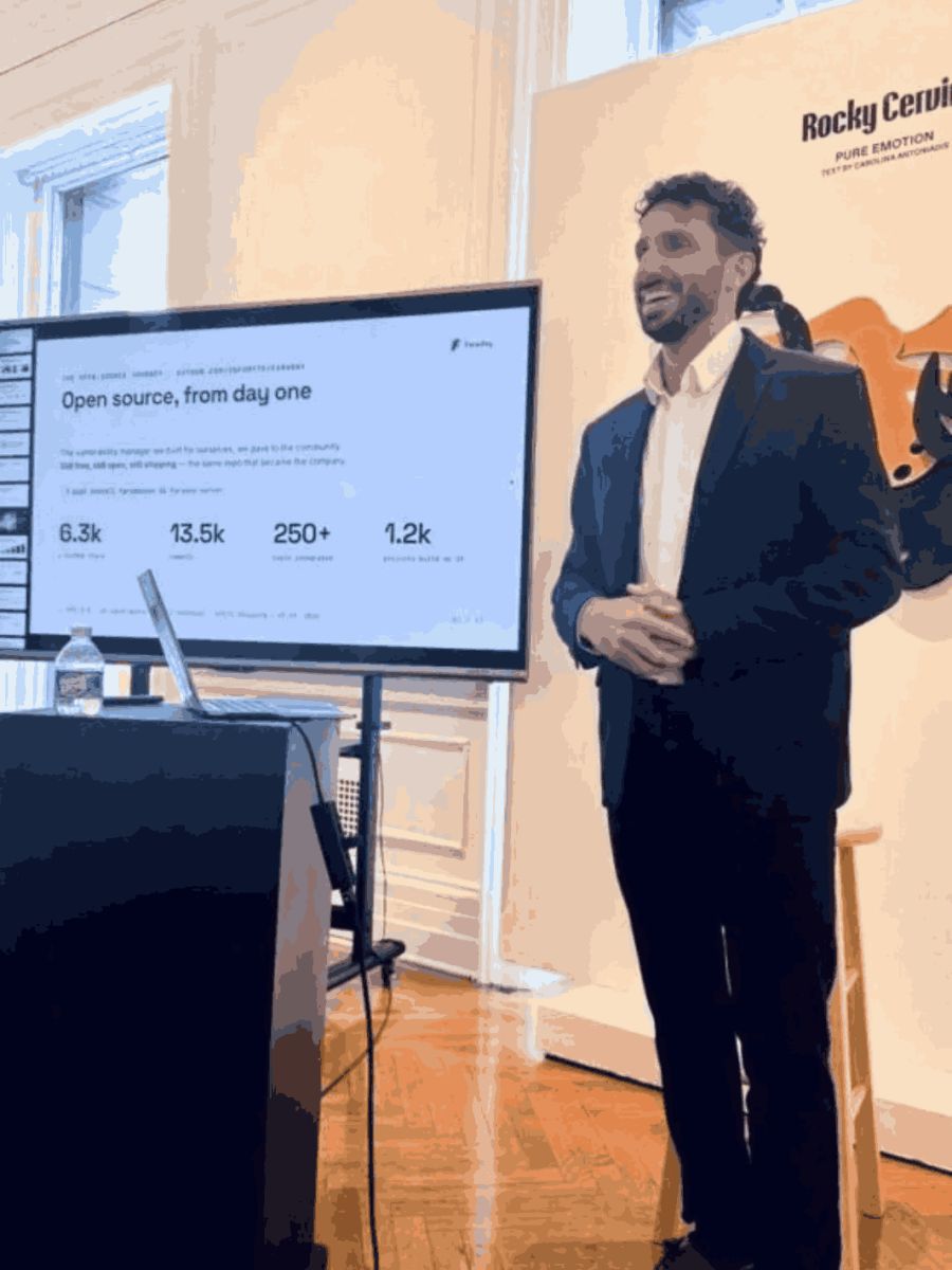 La combinación de inteligencia artificial supervisada y gestión automatizada permite a las empresas optimizar sus procesos de IT sin perder el control humano.