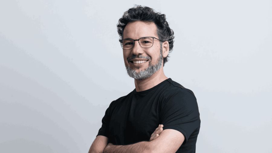 La combinación de inteligencia artificial supervisada y gestión automatizada permite a las empresas optimizar sus procesos de IT sin perder el control humano.