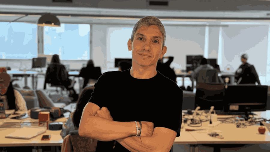La combinación de inteligencia artificial supervisada y gestión automatizada permite a las empresas optimizar sus procesos de IT sin perder el control humano.