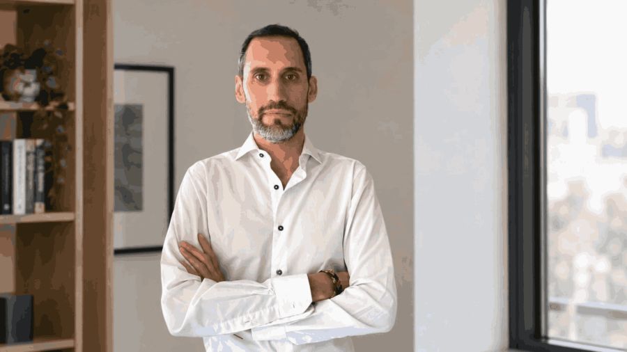 La combinación de inteligencia artificial supervisada y gestión automatizada permite a las empresas optimizar sus procesos de IT sin perder el control humano.