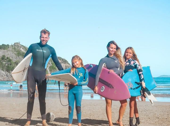 Melina Pitra y su marido Fabián Assmann junto a sus dos hijas Isabella e Indiana