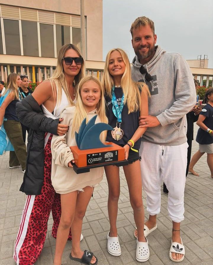 Melina Pitra y su marido Fabián Assmann junto a sus dos hijas Isabella e Indiana