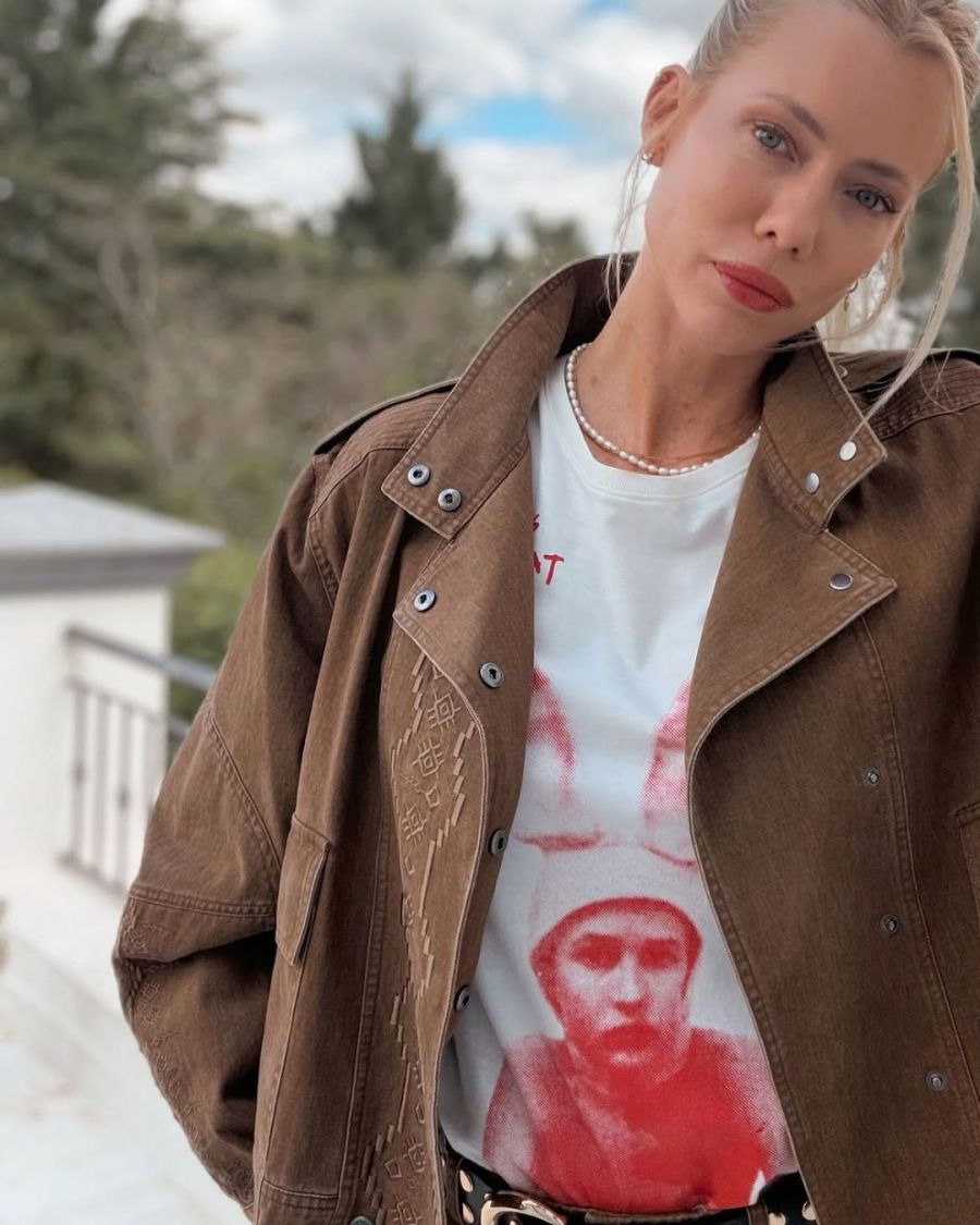 Nicole Neumann apostó por un look denim oversize con detalles bohemios