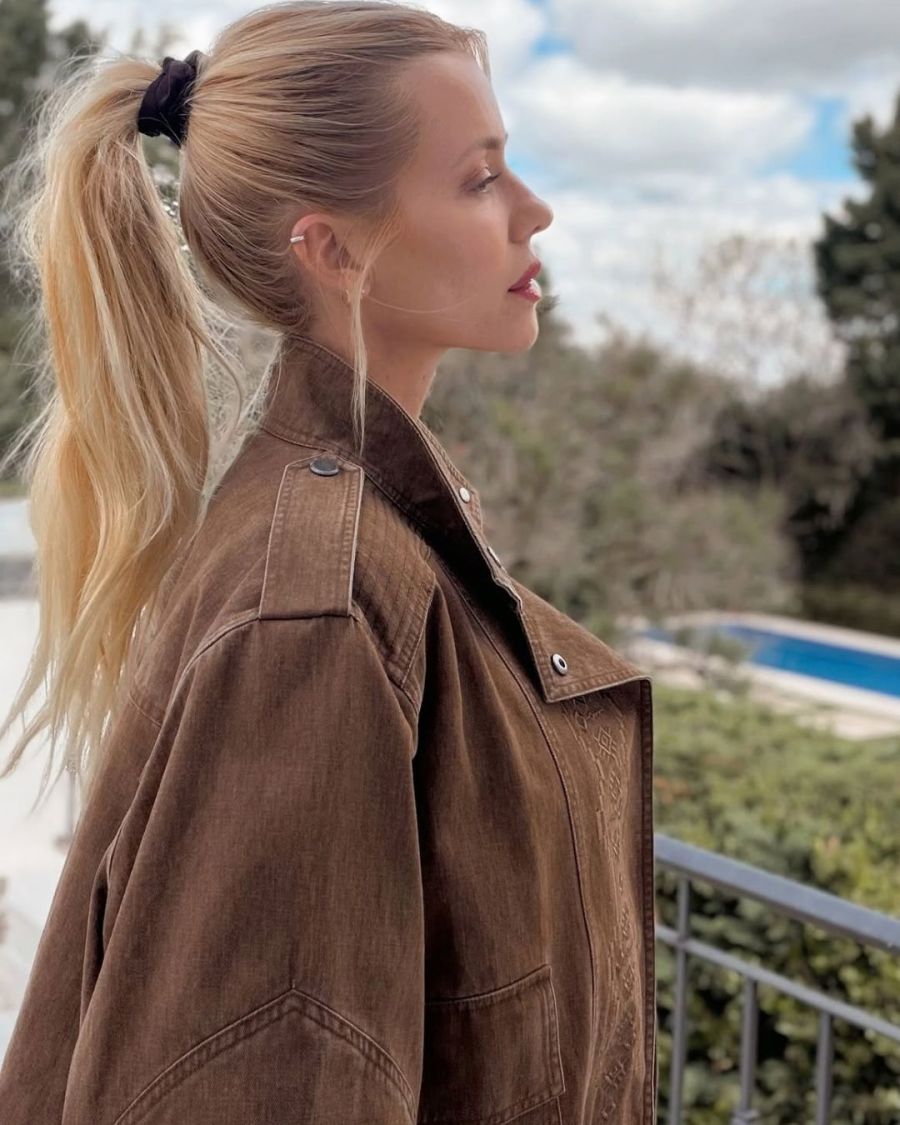 Nicole Neumann apostó por un look denim oversize con detalles bohemios