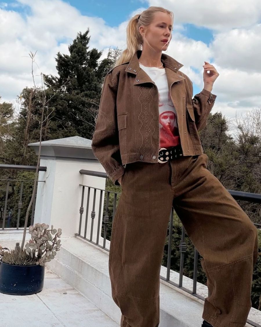 Nicole Neumann apostó por un look denim oversize con detalles bohemios
