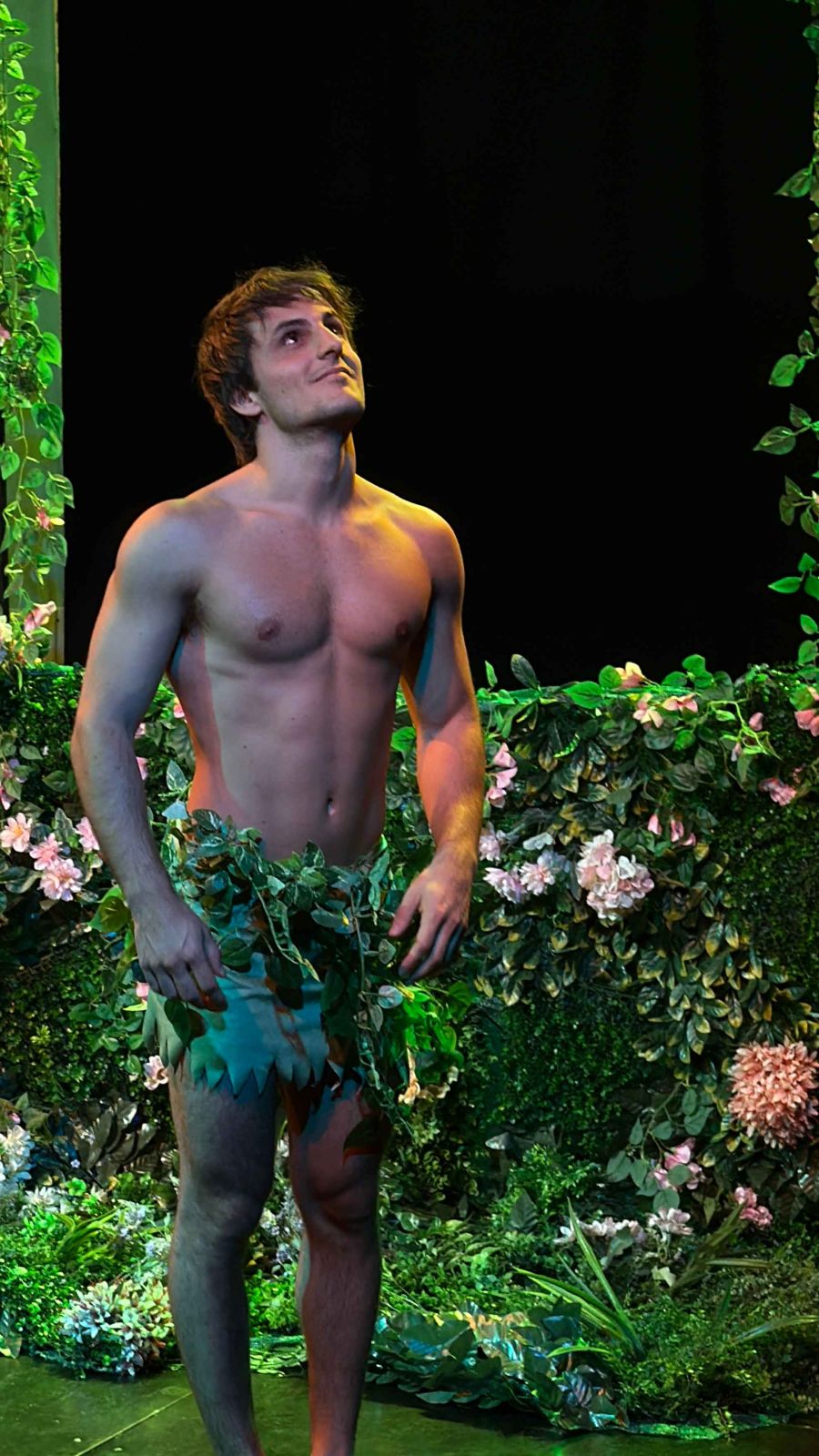 Formado en el Lee Strasberg Theatre & Film Institute, el intérprete cultiva una profunda búsqueda actoral a través del método.