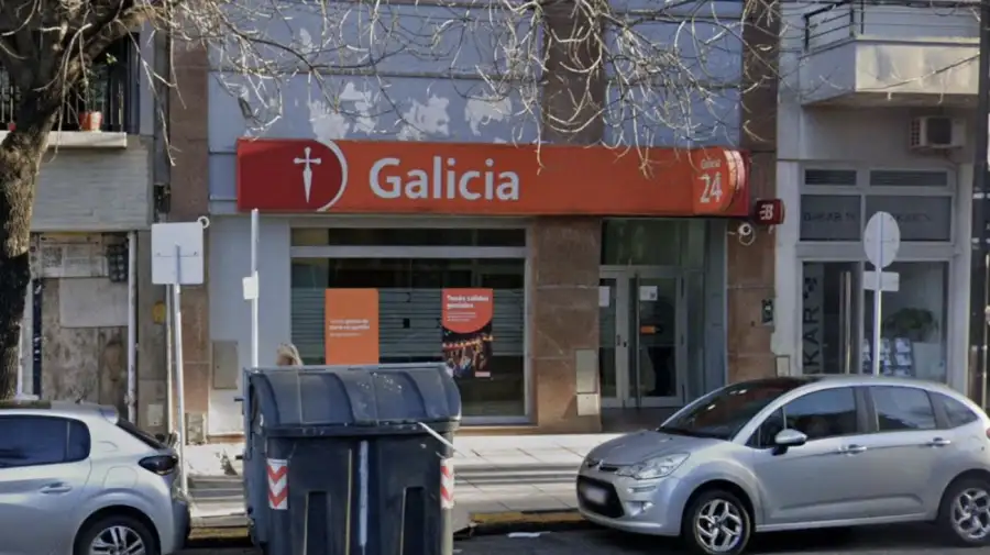 La sucursal del Banco Galicia ubicada sobre la avenida Francisco Beiró