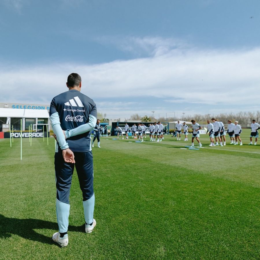 Lionel Scaloni entrenando a la Selección Argentina