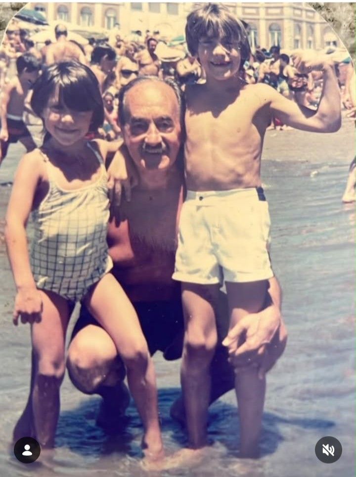 Nico Vázquez junto a su hermana Soledad y su abuelo Anselmo