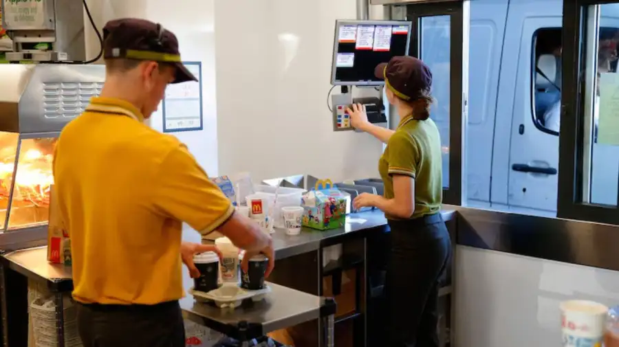 Empleados locales comida rápida