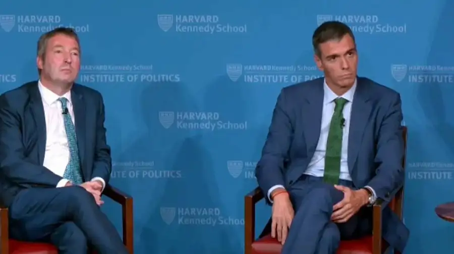 Pedro Sanchez frente a estudiante de la Universidad de Harvard