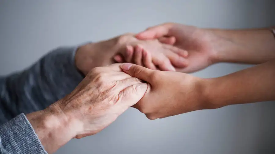Pobreza jóvenes y adultos mayores