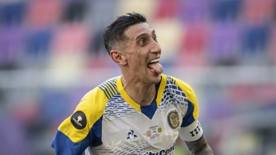 Di María, festejando goles ante Estudiantes en Santiago del Estero.