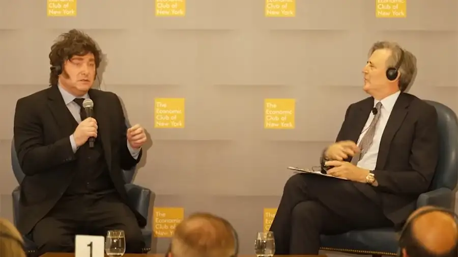 Milei con el periodista de Bloomberg, John Micklethwait, esta semana en su visita a EE.UU..