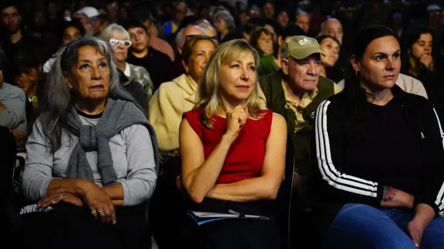 Myriam Bregman encabezó un acto en Rosario y llamó a organizar el descontento social contra el gobierno de Javier Milei.