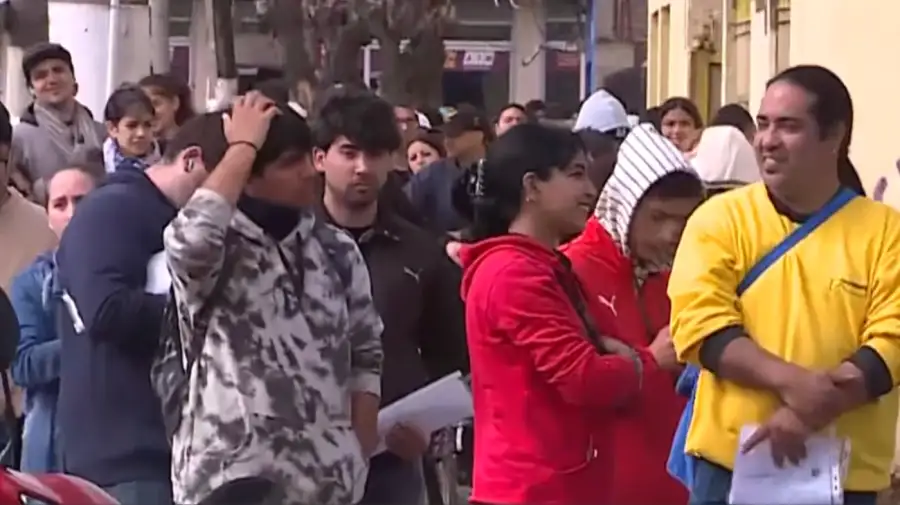 Masivo acampe en Guernica para entregar currículums