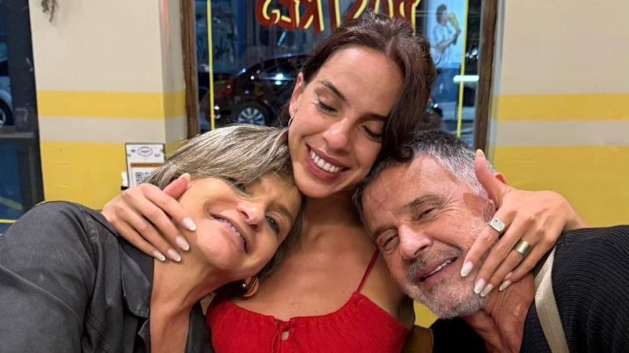 Osvaldo Laport, Viviana Sáez y Jazmín Laport