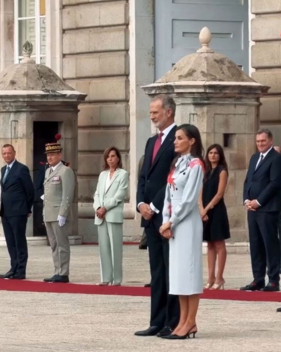 El look de Letizia Ortiz para recibir a Emmanuel y Brigitte Macron en España