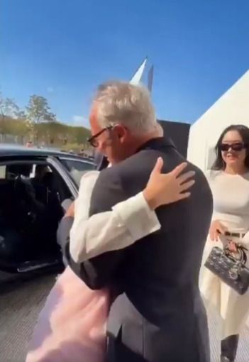 Jisoo recibida por el Director General Adjunto y Director de Comunicación e Imagen Principal de Dior, Olivier Bialobos