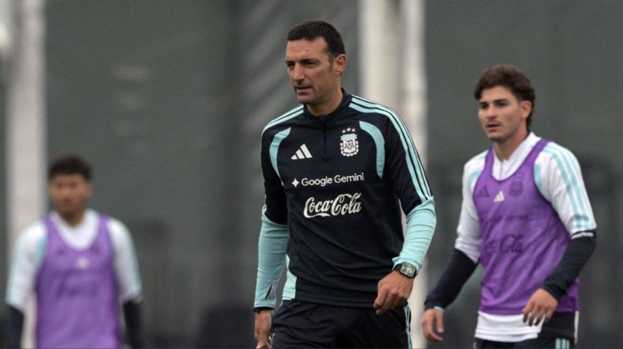 Lionel Scaloni entrenando a la Selección Argentina