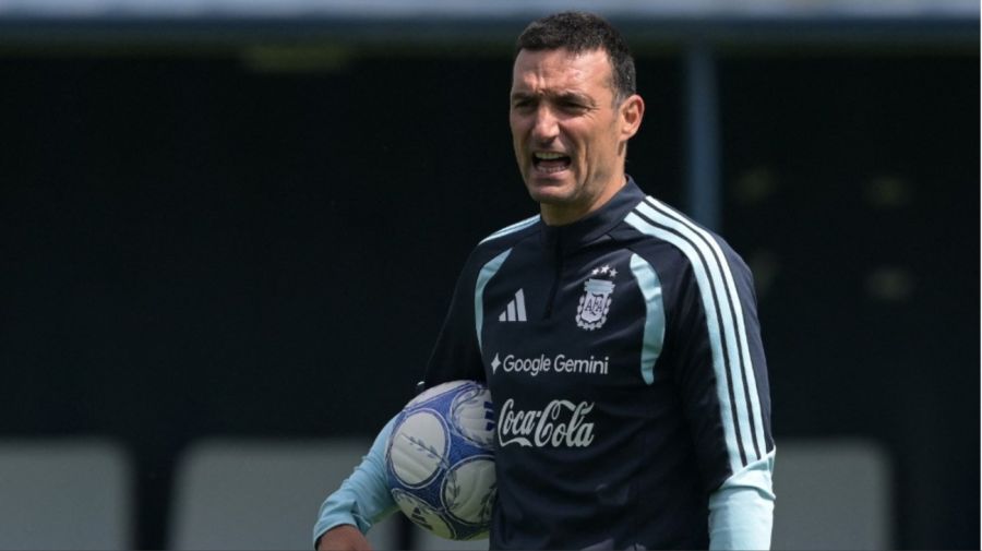 Lionel Scaloni entrenando a la Selección Argentina