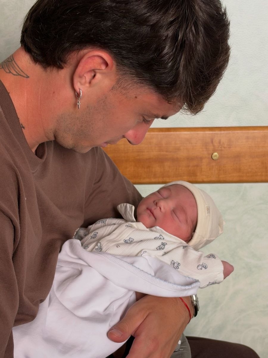 Matías Soulé junto a Bautista, su primer hijo