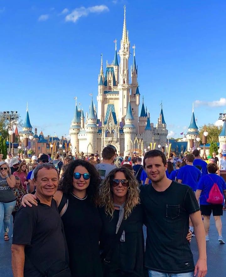 Pablo Codevilla y Noelia Calvo junto a sus hijos