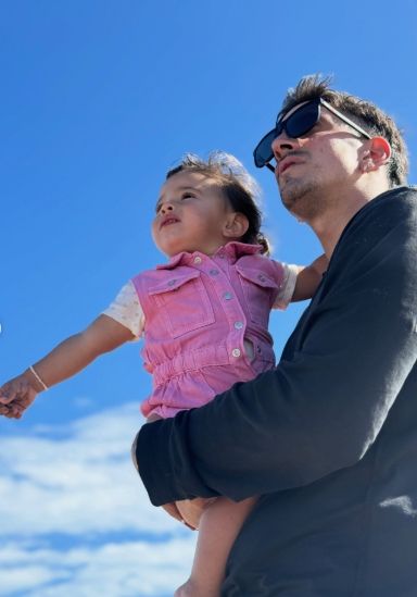 Diego Mendoza con su hija India