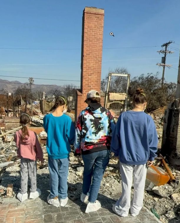 En febrero de 2025, Chad Lowe compartió fotos de su familia observando lo que quedaba de su casa, destruida por el incendio de Palisades